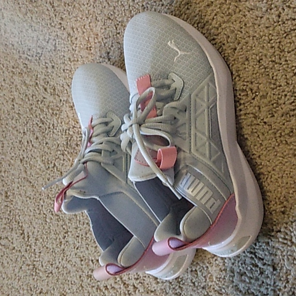 Puma shoe,  size 6 us, pink and gray color